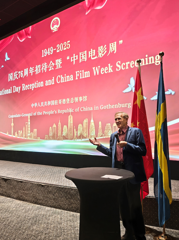 瑞典语言文化学者奥尔伍德教授致辞。中国驻哥德堡总领馆供图