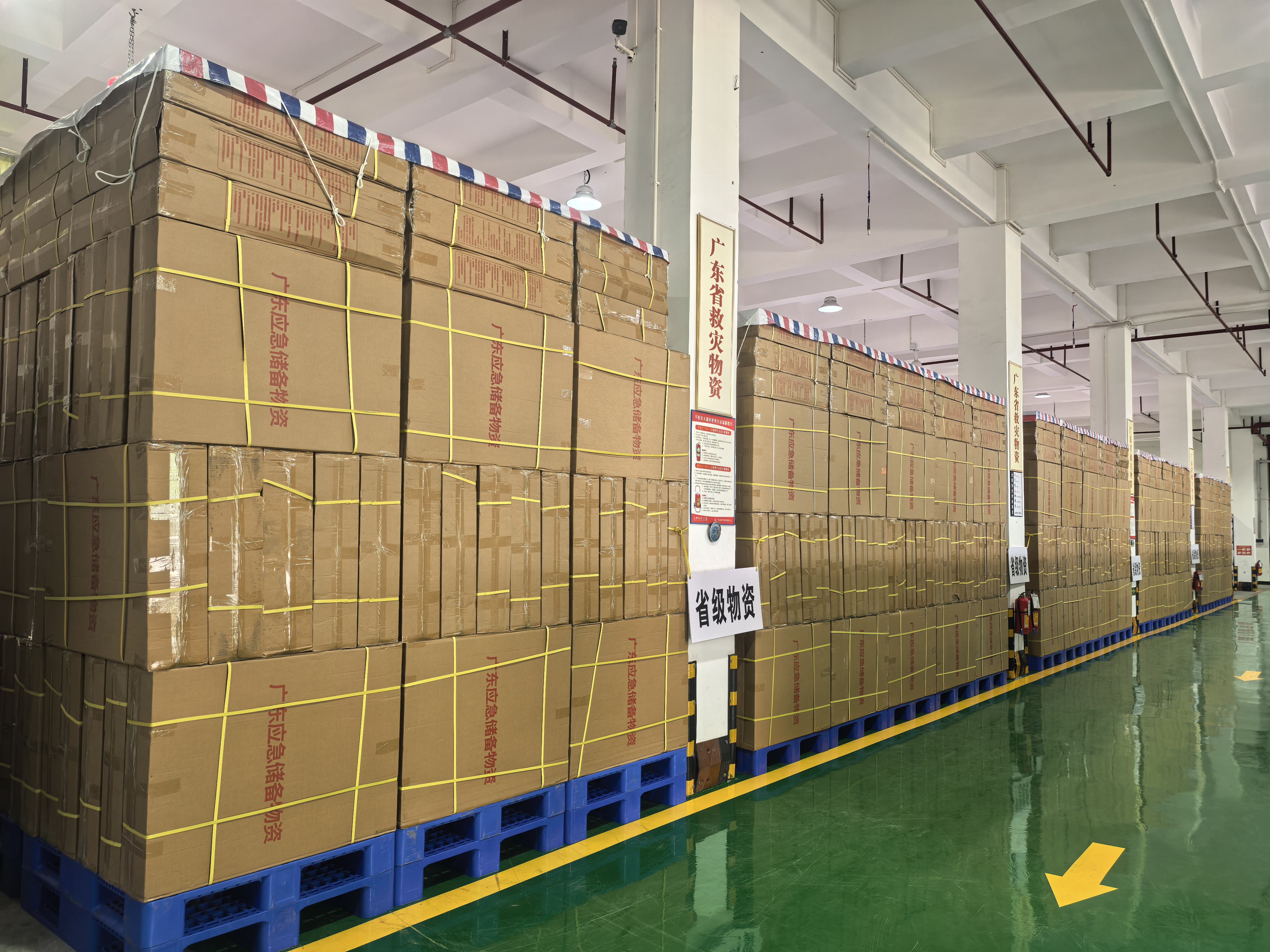 迎战超强台风“桦加沙”，广东省救灾物资仓库做好支援受灾地区的准备工作。广东省应急管理厅供图
