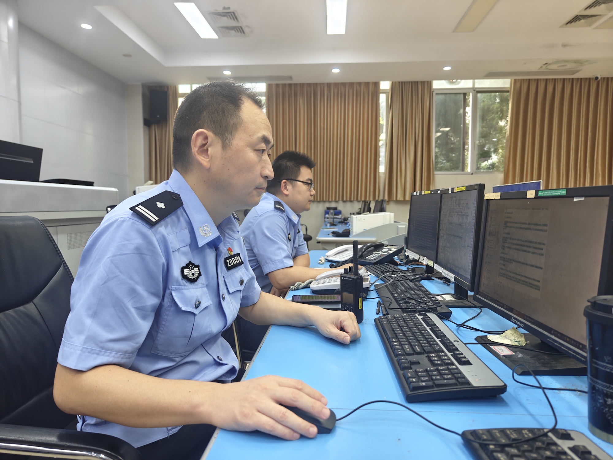 9月23日，阳江市公安局交警支队民警在岗执勤，做好交通管制前的准备工作。人民网 王雅蝶摄