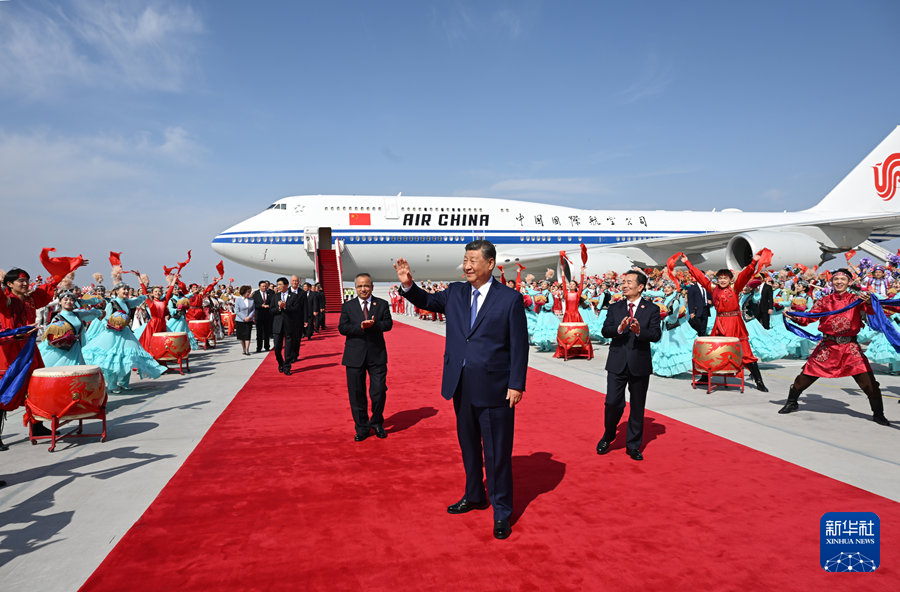 9月23日下午，中共中央总书记、国家主席、中央军委主席习近平率中央代表团乘专机抵达乌鲁木齐，出席新疆维吾尔自治区成立70周年庆祝活动。这是习近平向欢迎群众挥手致意。新华社记者 谢环驰 摄