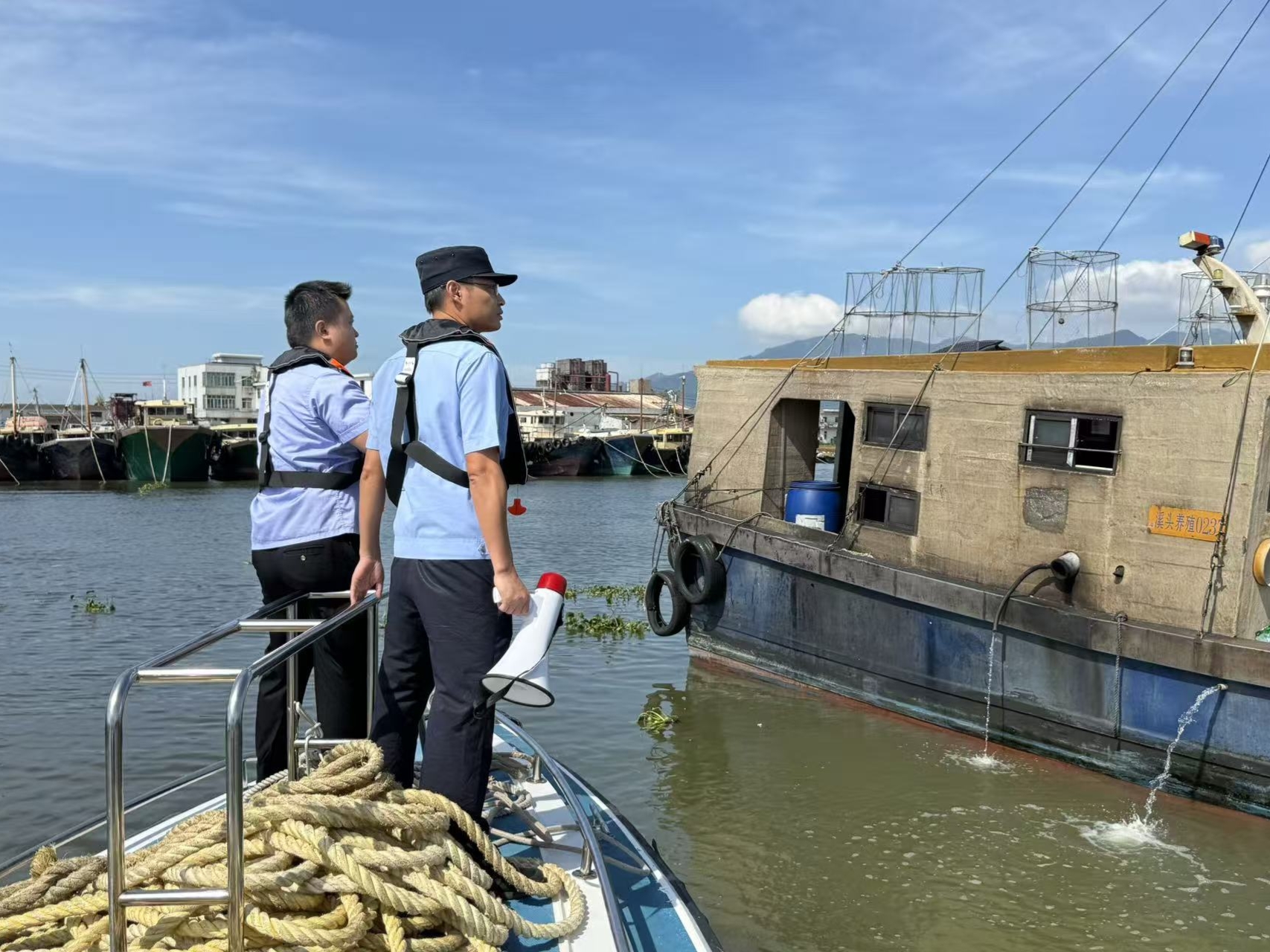 9月23日，迎战超强台风“桦加沙”，阳江市阳西县民警引导渔民及时上岸避险。阳西县公安局供图