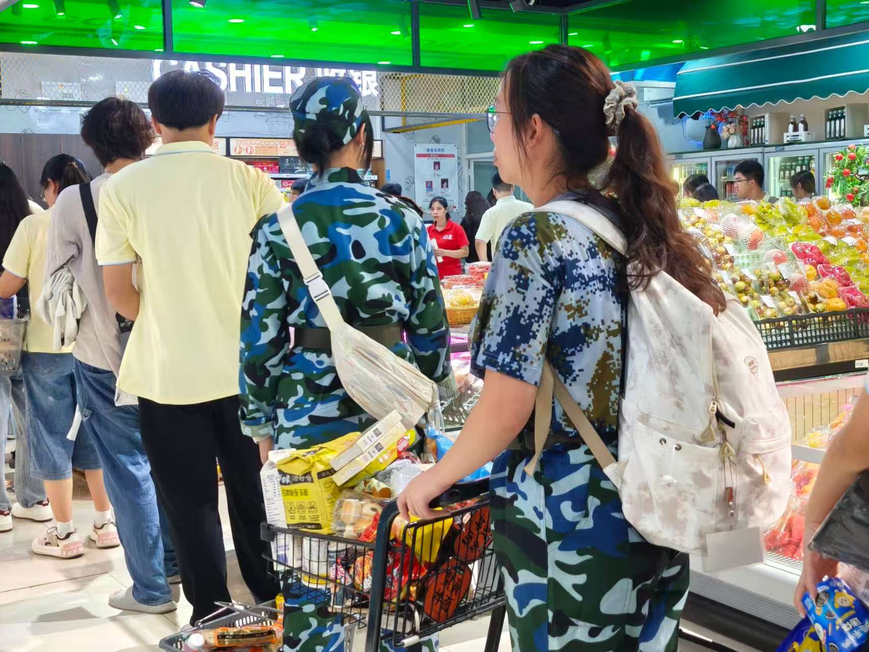 台风“桦加沙”将袭广东，广州市暨南大学学生在超市采购食品，做好防风准备。刘玄摄