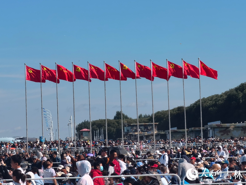 航空展人潮涌动。人民网记者 马俊华摄