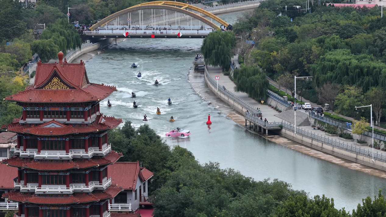 在大运河上，摩托艇队破浪驰骋，与清风路楼、彩虹桥相映成趣。贾玉龙摄