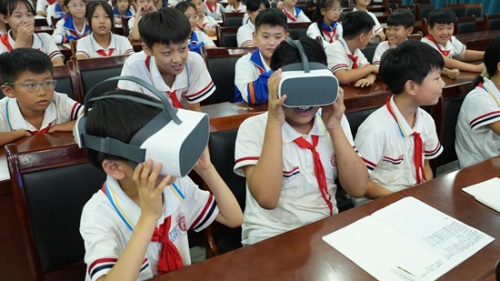 “千乡万村气象科普行”暨气象科技下乡活动走进曲周县郦商小学 。马洵摄