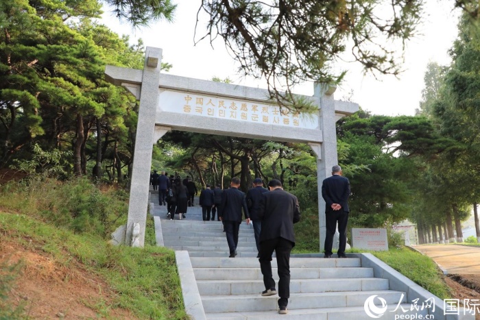 9月30日，中国驻朝鲜使馆祭扫顺安中国人民志愿军烈士陵园。人民网记者 刘融摄
