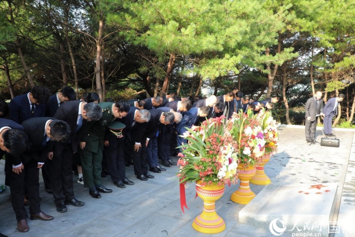 图为王亚军大使带领中方一行向志愿军烈士墓鞠躬默哀。 人民网记者 刘融摄