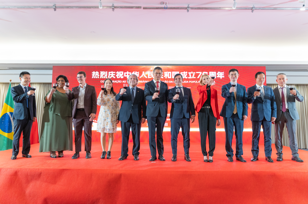 招待会上，来宾们共同举杯庆祝中华人民共和国成立76周年。 中国驻圣保罗总领馆供图