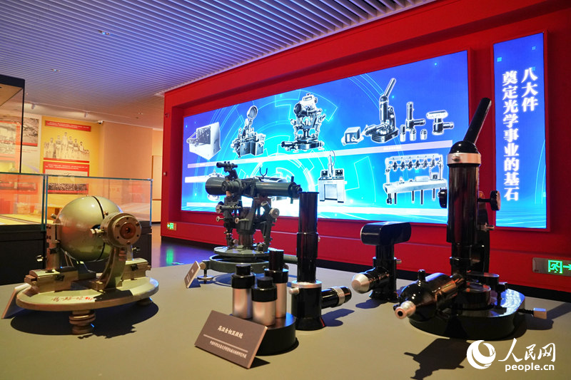 展馆内展示的，产自长春的光学精密仪器。人民网记者 李洋摄
