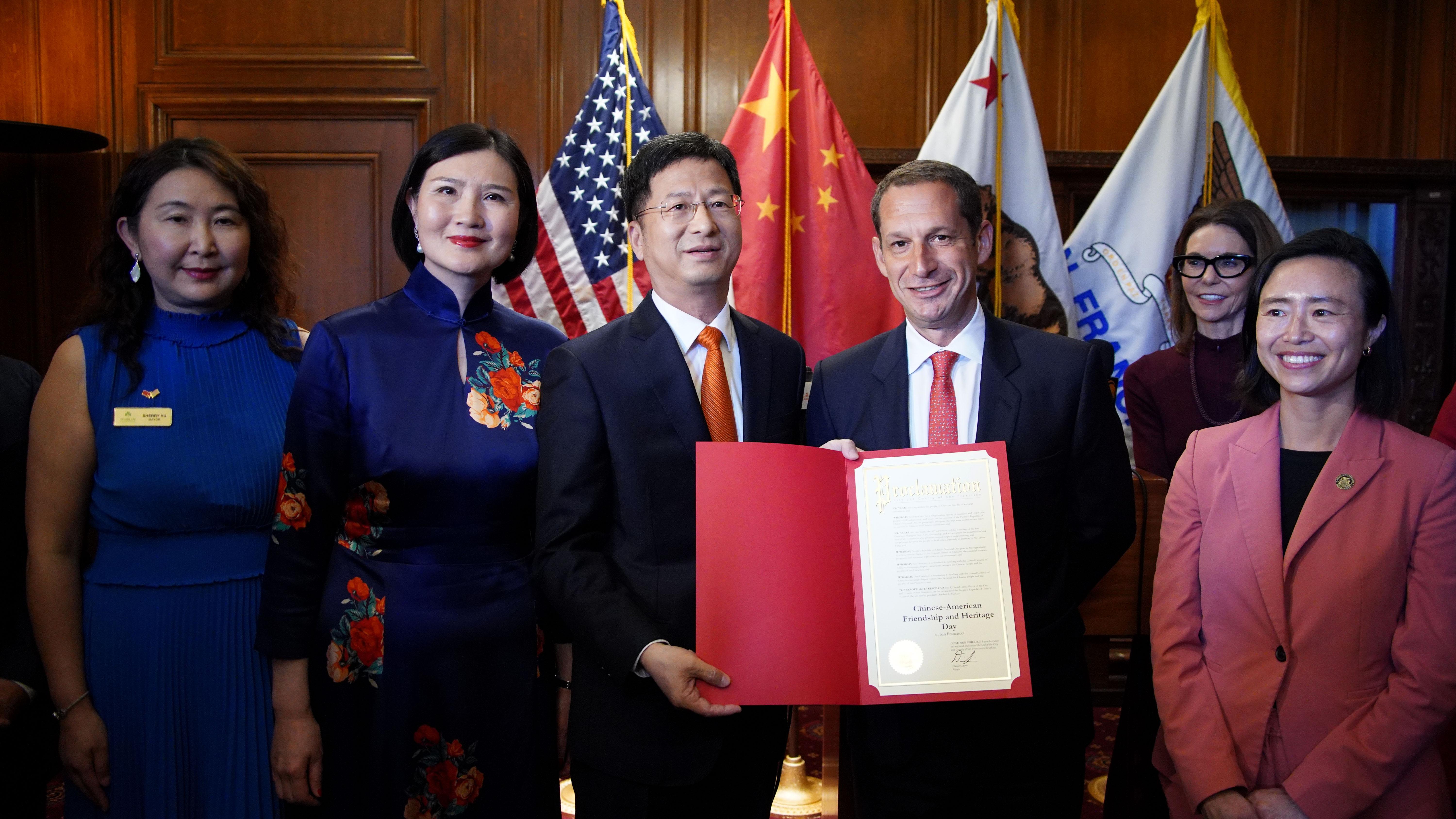 在旧金山市政厅，中国驻旧金山总领事张建敏（左三），接过旧金山市长丹尼尔·罗里（左四）颁发的宣言证书，罗里指定 2025 年 9 月 30 日为 “中美友谊与文化传承日”。 谢为人摄