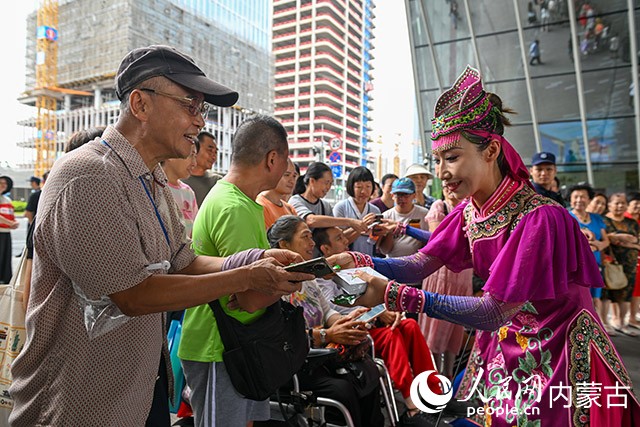 乌兰牧骑与广州市市民互动。王磊摄