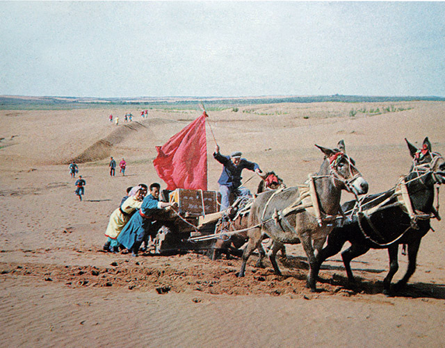 1973年，乌兰牧骑克服困难继续前进。