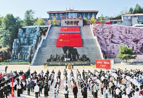 9月30日是第十二个烈士纪念日。邢台市抗大陈列馆举行纪念活动，深切缅怀英雄烈士，大力弘扬英烈精神，汲取奋进力量。 本报记者 赵永辉摄