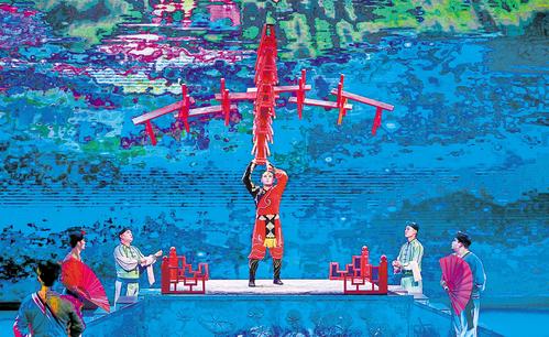 9月28日，“为人民绽放——国家艺术基金优秀杂技节目展演”在吴桥江湖大剧院举办，安徽省杂技团演员正在表演《顶板凳》。本报记者 李东宇摄