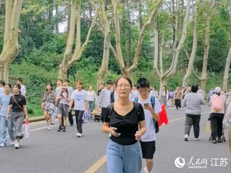 陵园路“步行道”上，行人往来。人民网 崔小倩摄