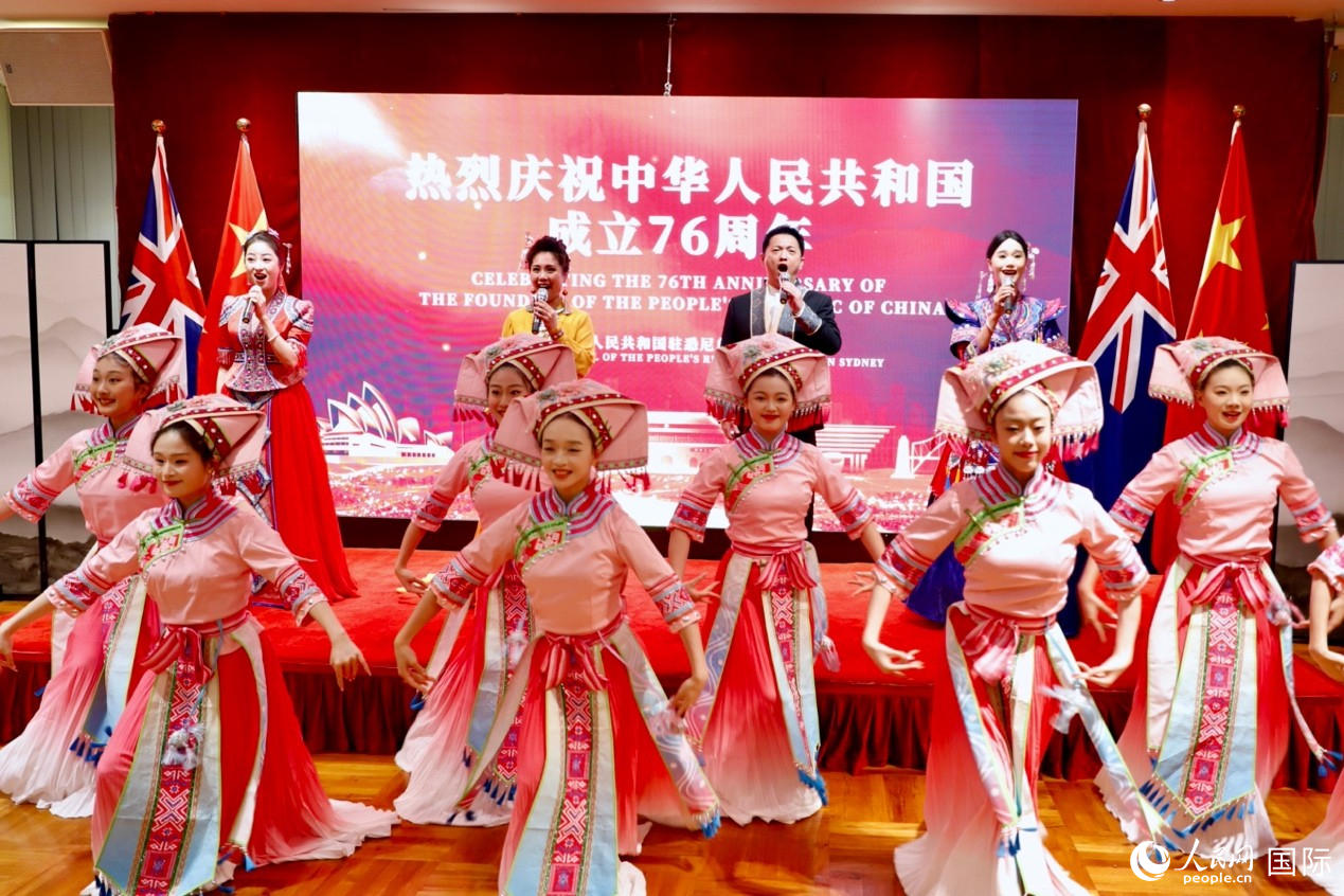 招待会现场表演《我爱你，中国》。人民网 刘美鹭摄