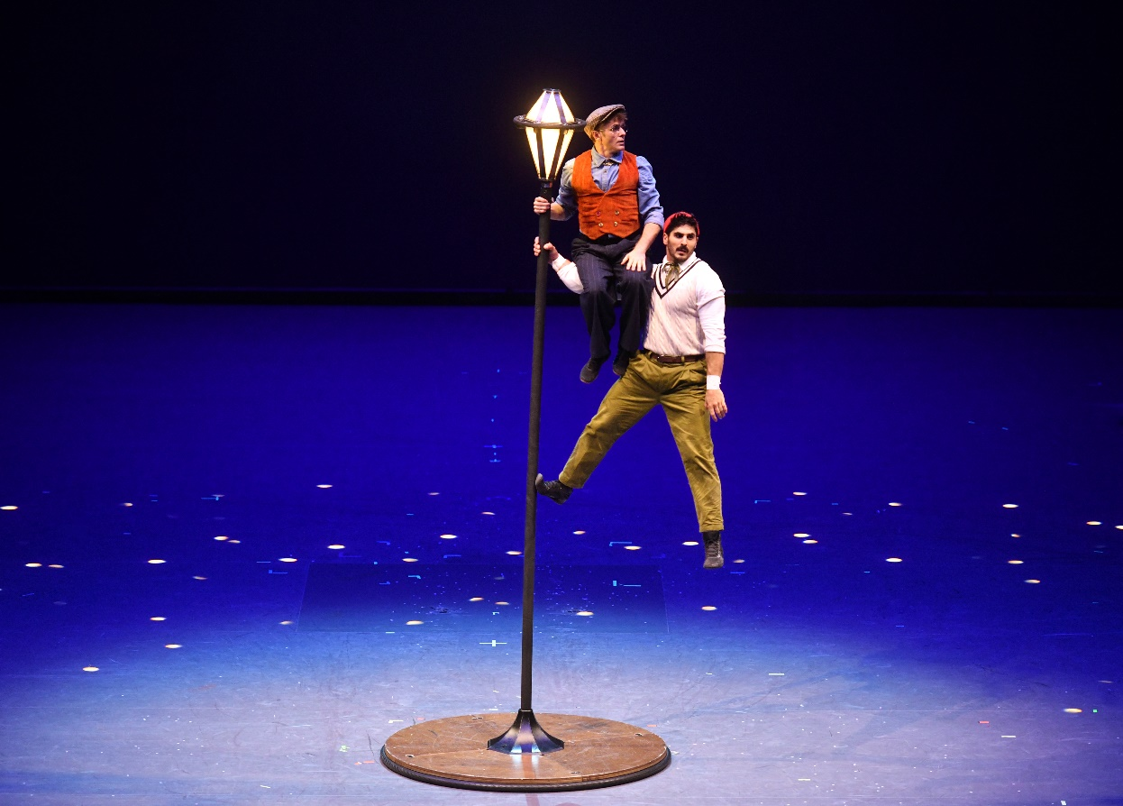 10月3日，演员在第二十届中国吴桥国际杂技艺术节闭幕演出现场表演。苑立伟摄