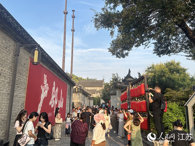 人民网 