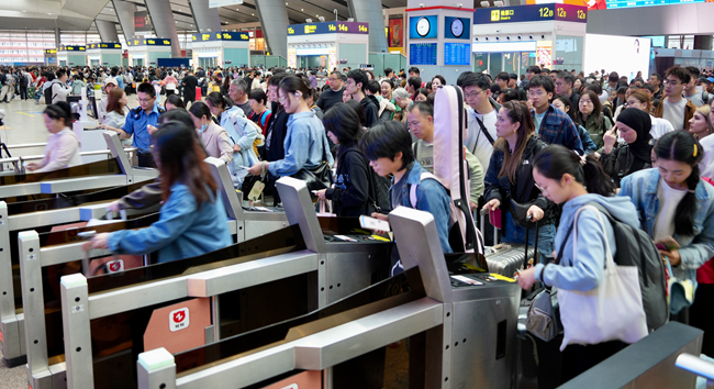 北京南站旅客进站。中国铁路北京局供图