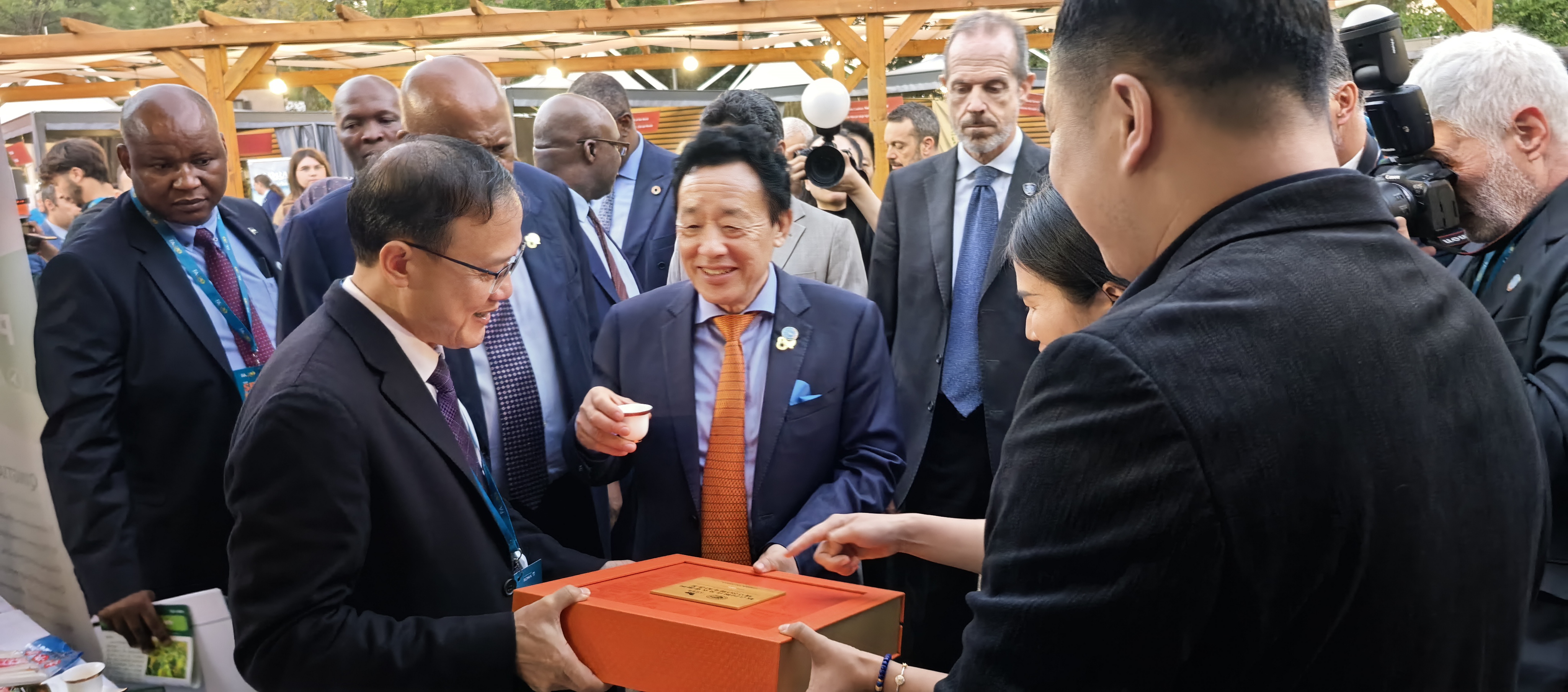 联合国粮农组织总干事屈冬玉造访中国展台并品尝安溪铁观音。 主办方供图