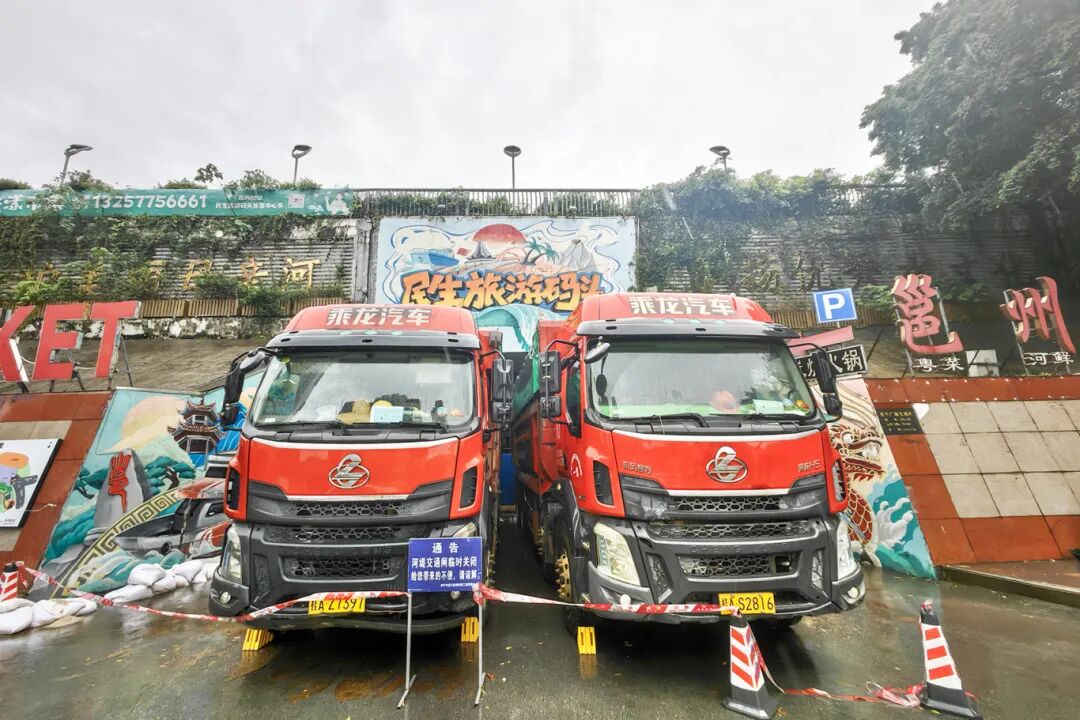 南宁市采取有力措施，积极应对洪峰过境。图为严密防守的民生码头闸口处。 记者 叶子榕 摄