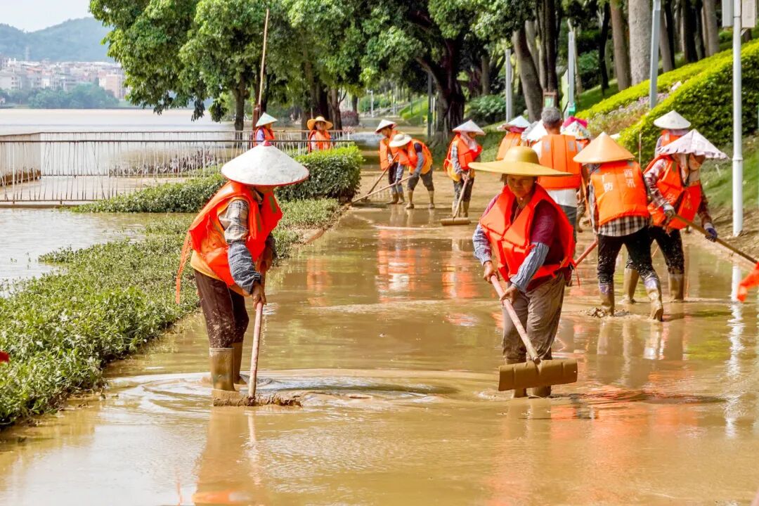 洪峰过境，“水退人进”，南宁市扎实推进清淤工作，守护市民美丽家园。图为工作人员在邕江北岸公园（青秀区段）一带清理淤泥。记者 叶子榕 摄