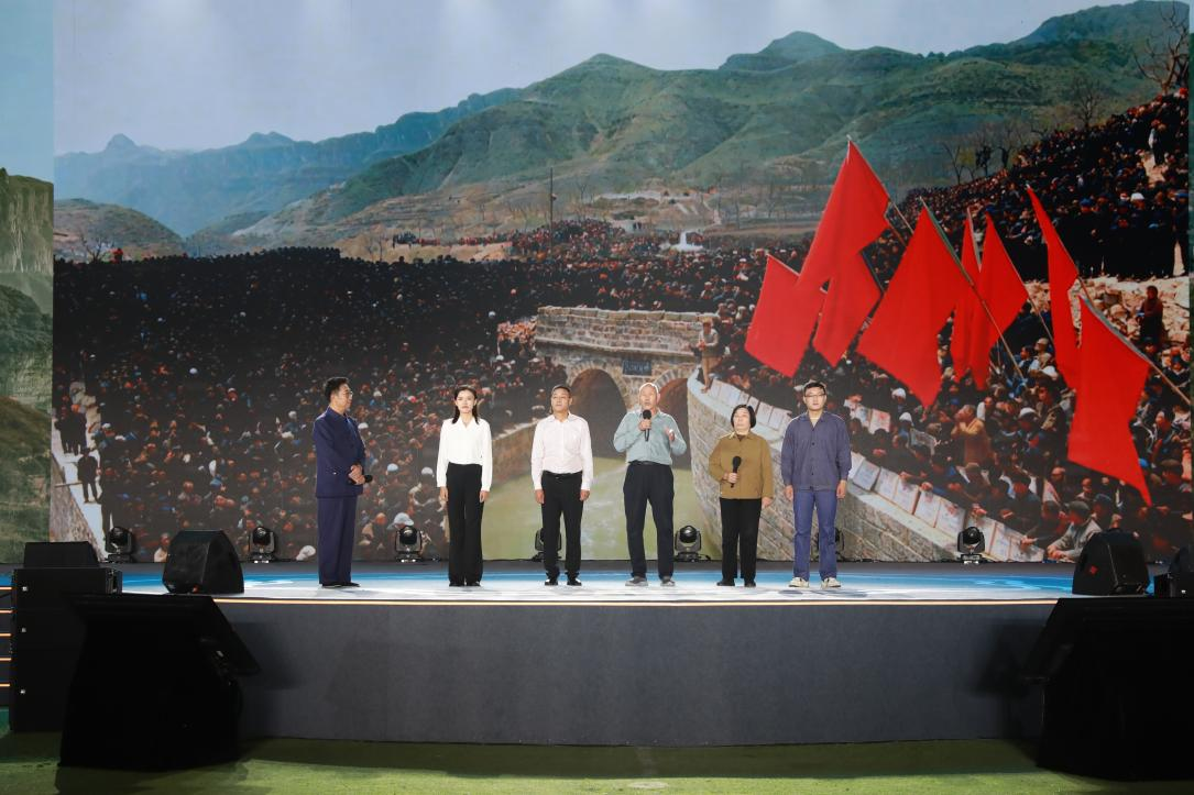 多名红旗渠修渠人及其后代现场讲述（从右往左分别为：红旗渠景区演员、除险队长任羊成外孙任斌强；红旗渠支渠配套建设模范、铁姑娘队队长郭秋英；红旗渠建设特等模范、烈士张运仁之子张买江；红旗渠灌区服务中心合涧渠管所所长、烈士张运仁之孙张学义；红旗渠干部学院教师、林县原县长李贵曾孙女李媛）。主办方供图